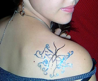 קעקוע נצנץ של פרפר המצויר ביד חופשית